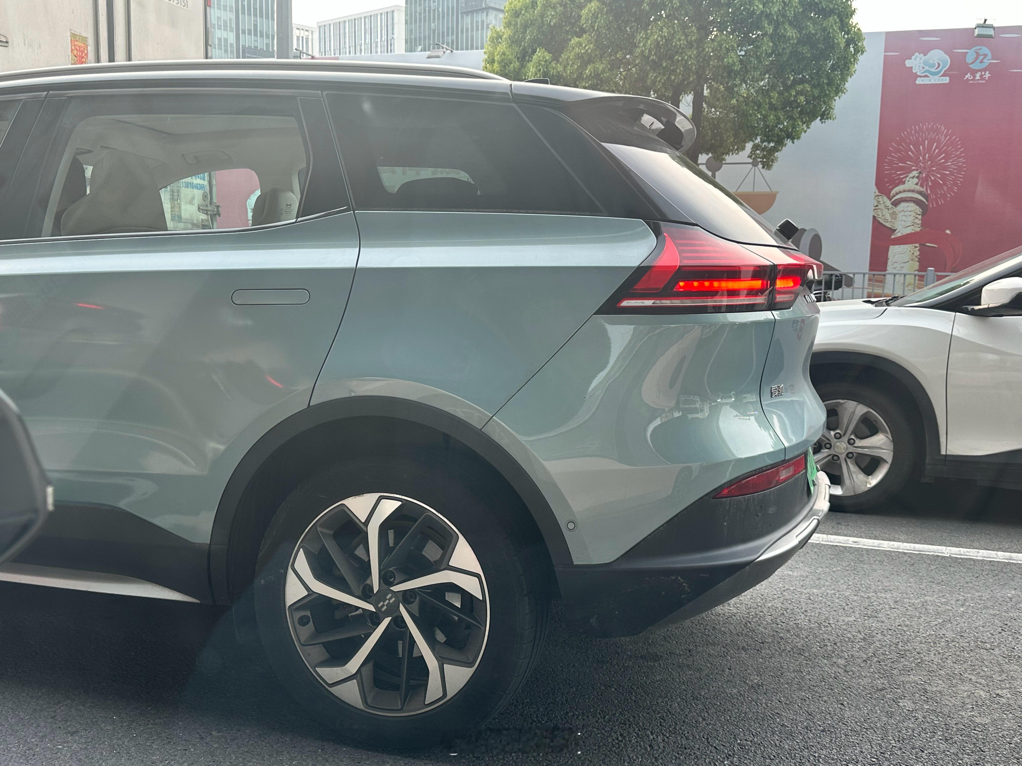 汽车随拍 当年爱驰在新势力里面也是小资调性的存在，没了有点可惜。华聊车事