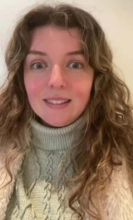 国外一名女子日前发现住家卧室传出一股鱼腥味，但她检查了马桶排水管，也清洁了浴室的