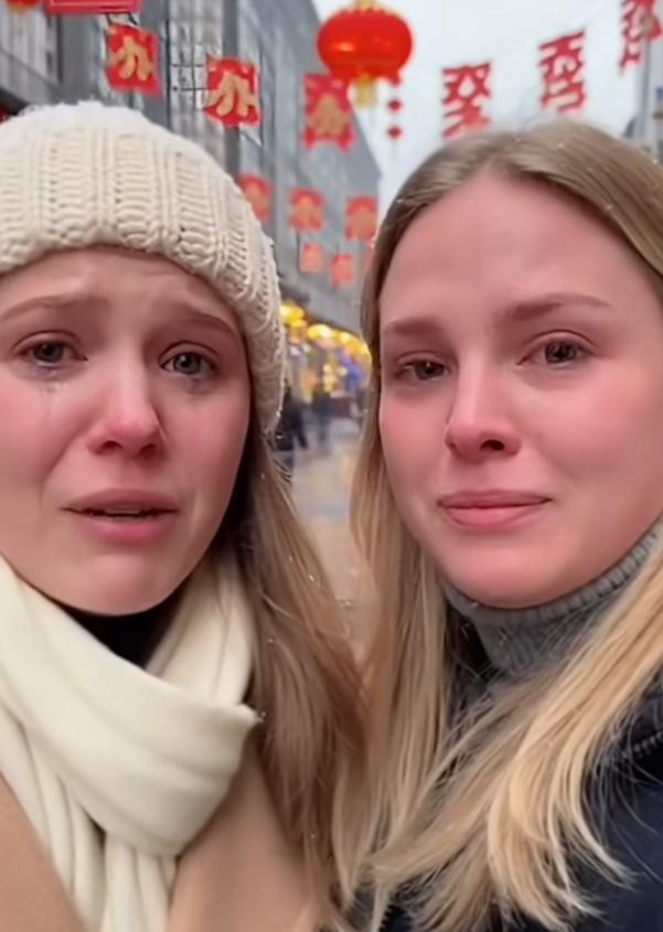 两位乌克兰美女在大街上对着镜头用中文哭着说：“因为战争，家人都在不了，我们来到中