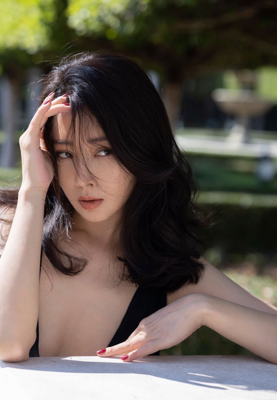 曝殷桃面部状态殷桃～～深V➕大露背绝配 