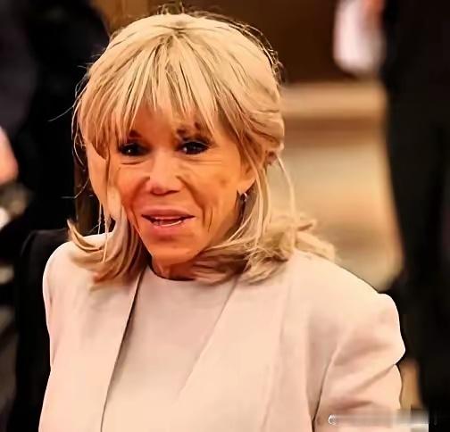 北京零下冻到跺脚！72岁布里吉特的穿搭直接惊掉下巴！别人裹羽绒服戴围巾还缩脖子。