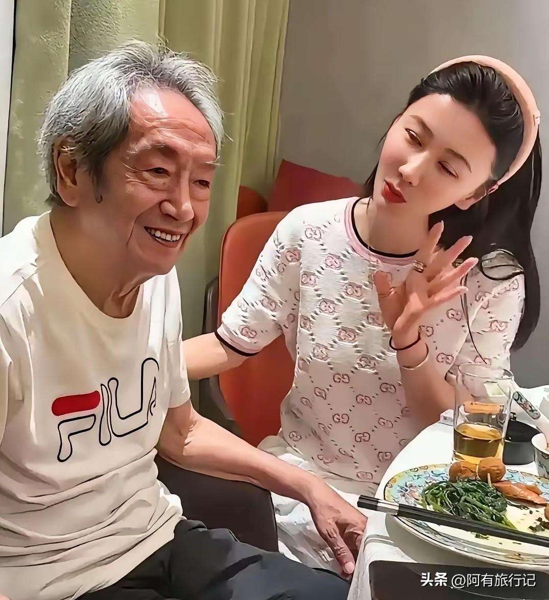 王奎荣和妻子饶芯语幸福的生活。
王奎荣和妻子饶芯语年龄相差37岁，两人8虽然年龄