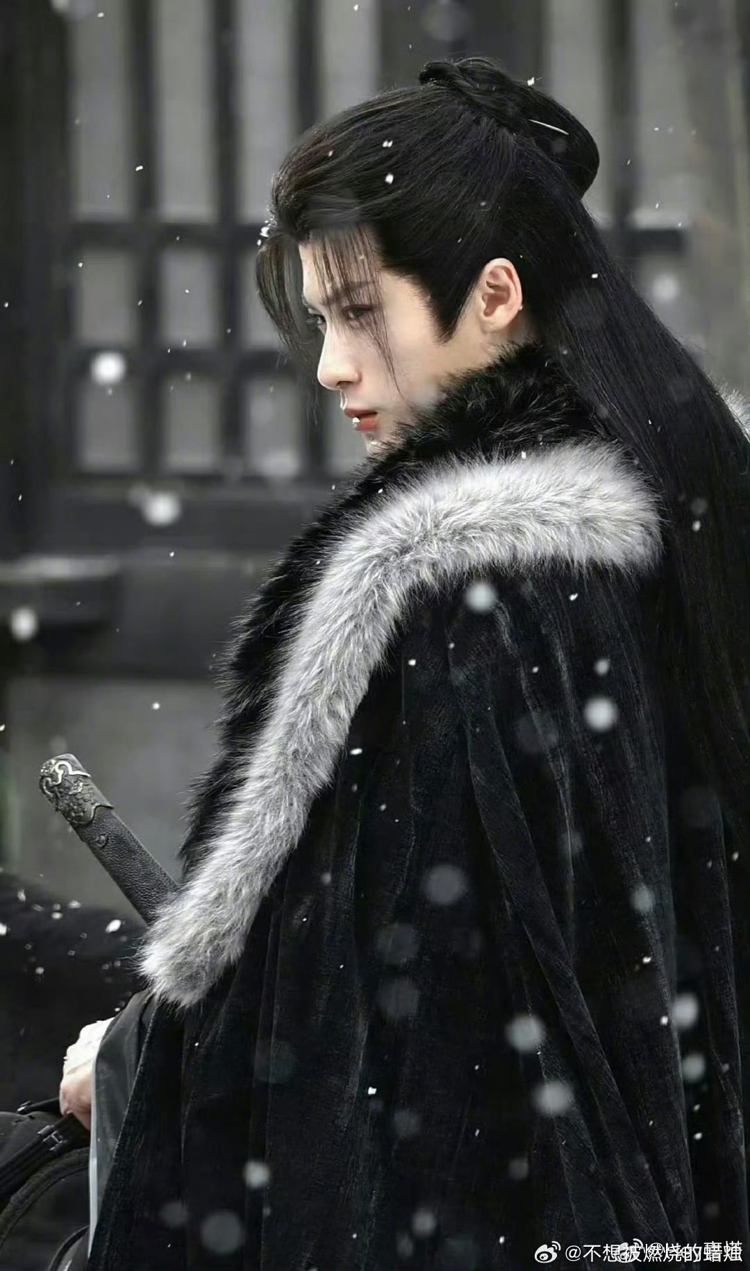 檀健次何不同舟渡中式美学  从画面到海报全是巧思，流畅的人物线条，把古典韵味完美
