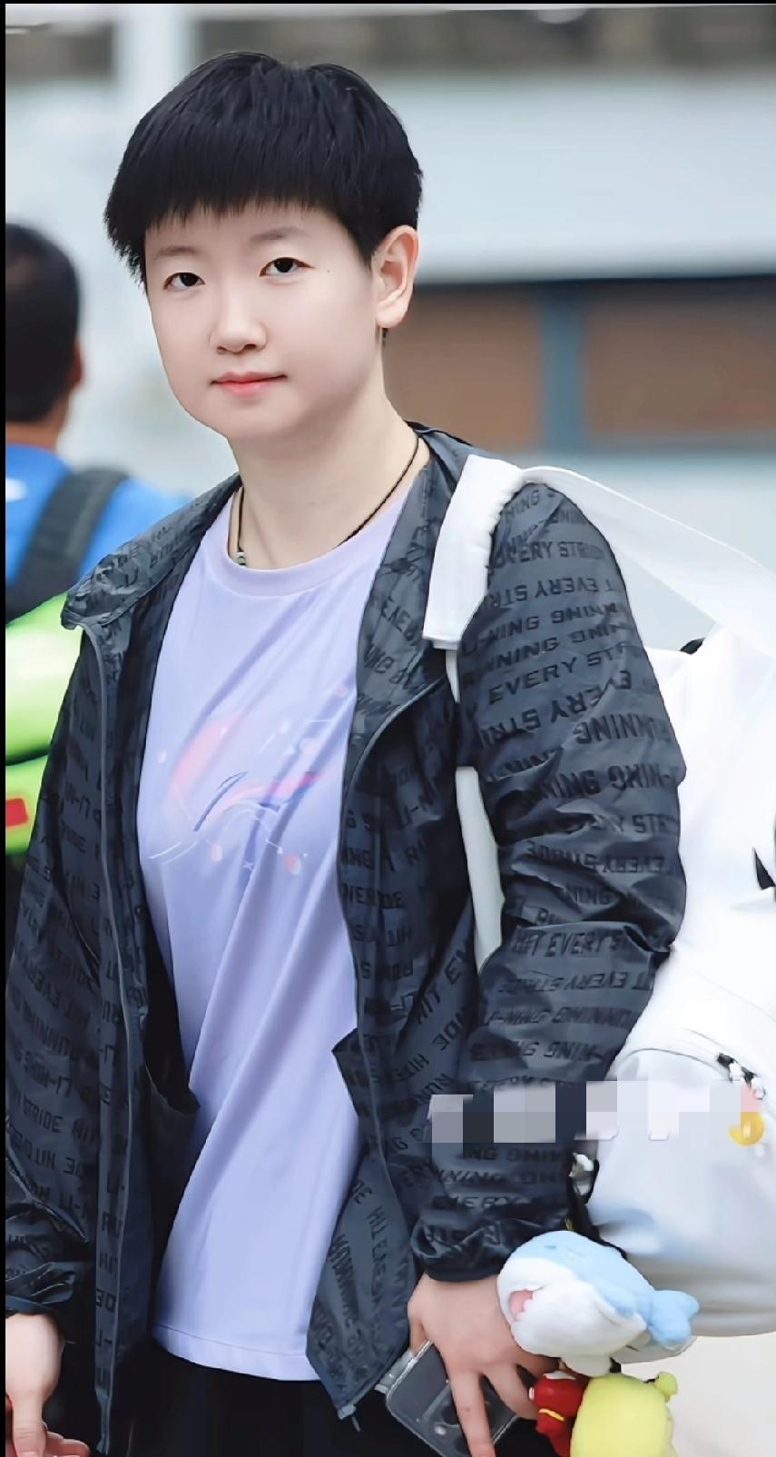 第一次刷到孙颖莎路透！软萌玩偶挂包也太戳人了🥰
 
谁懂啊！第一次刷到莎莎这组