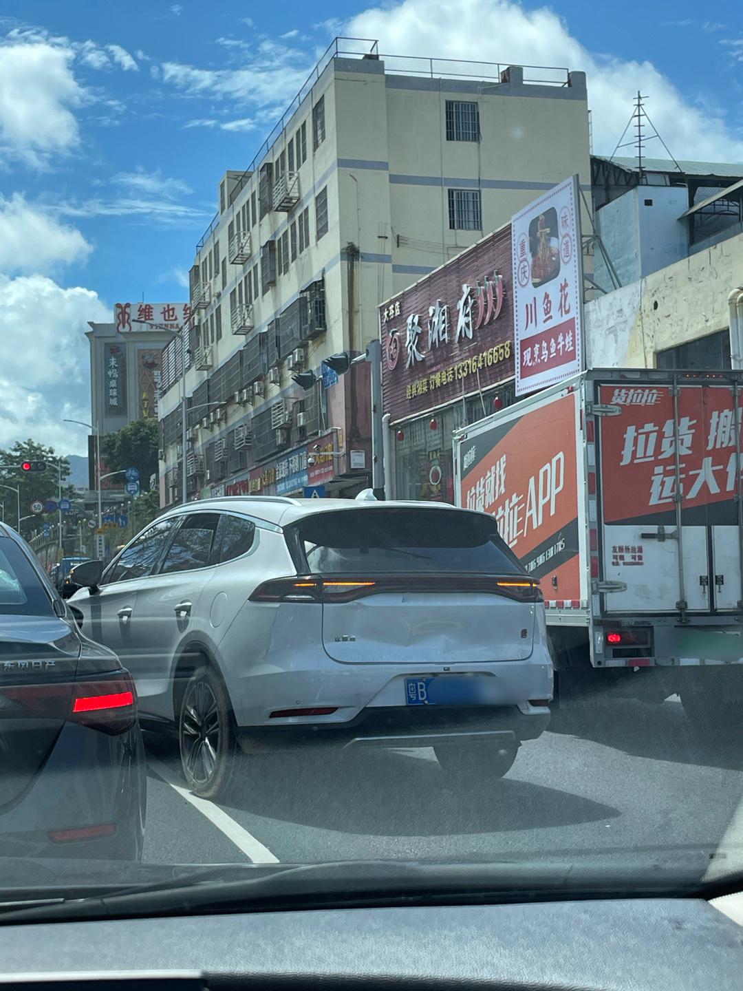遇上挂蓝牌的比亚迪大哥了，红绿灯路口堵20分钟。走近看，一辆新的挂蓝牌但屁股塌了