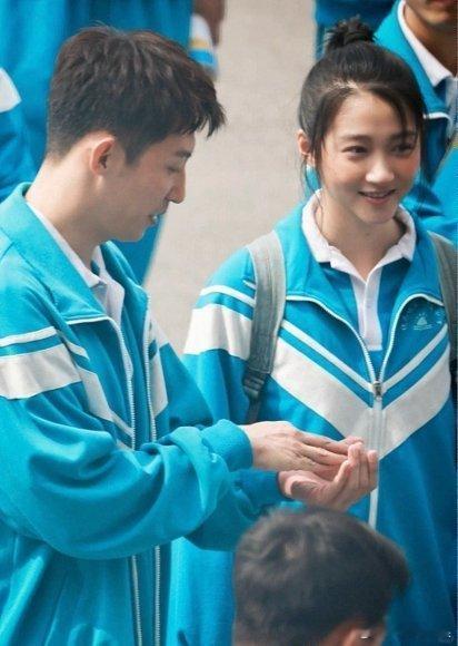 终于等到岁月有情时烟花名场面黄景瑜 晓丹你看见烟花了吗 最浪漫的告白藏在烟花里，