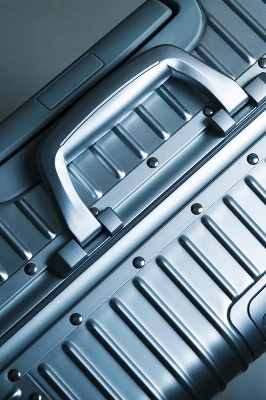 11月24日浙江嘉兴，夫妻吵架 ，丈夫从六楼扔下行李箱,“又没砸到人，砸到了再来