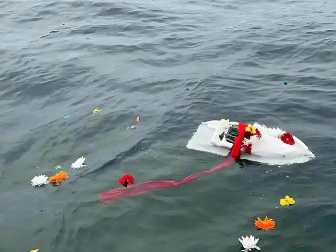 ·原本我以为海葬不用钱，只要随便在海岸或者海上，把骨灰撒出去就行，没想到，弄一次