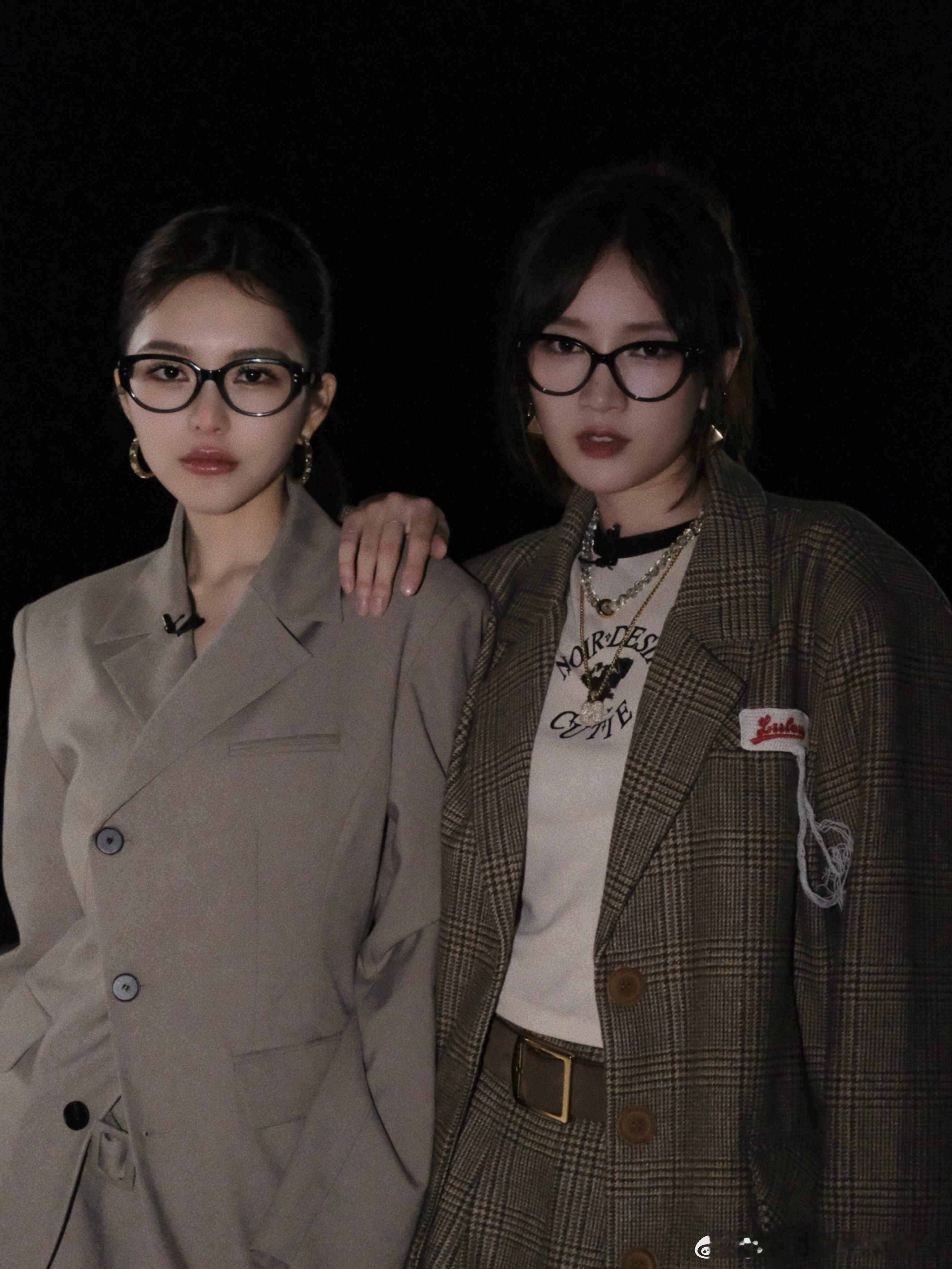 周扬青西装自带的严肃效果被书香气的黑框眼镜中和，介于打工人的严肃感和学生的轻松感