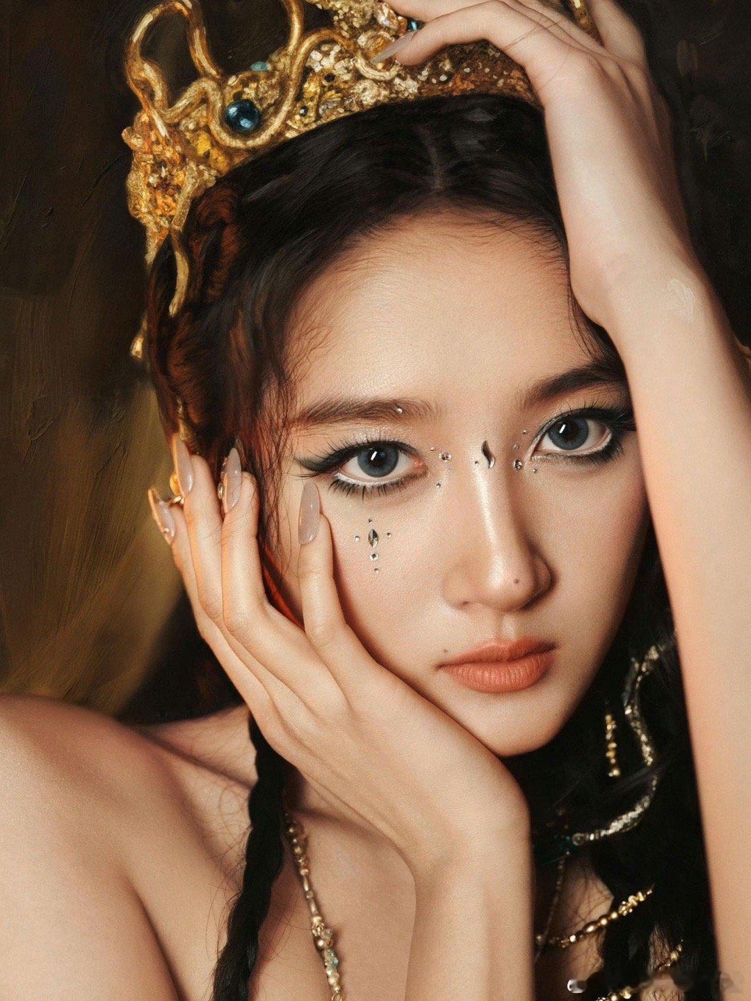 关晓彤蛇女妆 关晓彤王牌化身金蛇少女，蛇女妆衬出灵动气质，异域风情拉满，身影翩跹