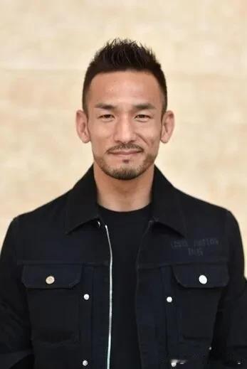球场上英姿飒爽，生活之中宛如百变大咖秀！

第三十一期：
中田英寿（日语：なかた
