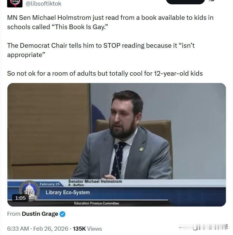 明尼苏达州参议员Michael Holmstrom刚刚朗读了一本在学校里对孩子们