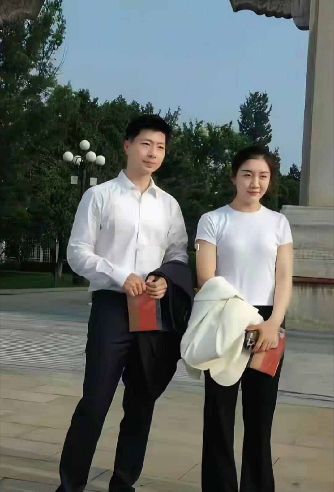 马龙陈梦受邀观礼九三阅兵，龙队穿白衬衫潇洒，梦姐自拍好开心 ​​​