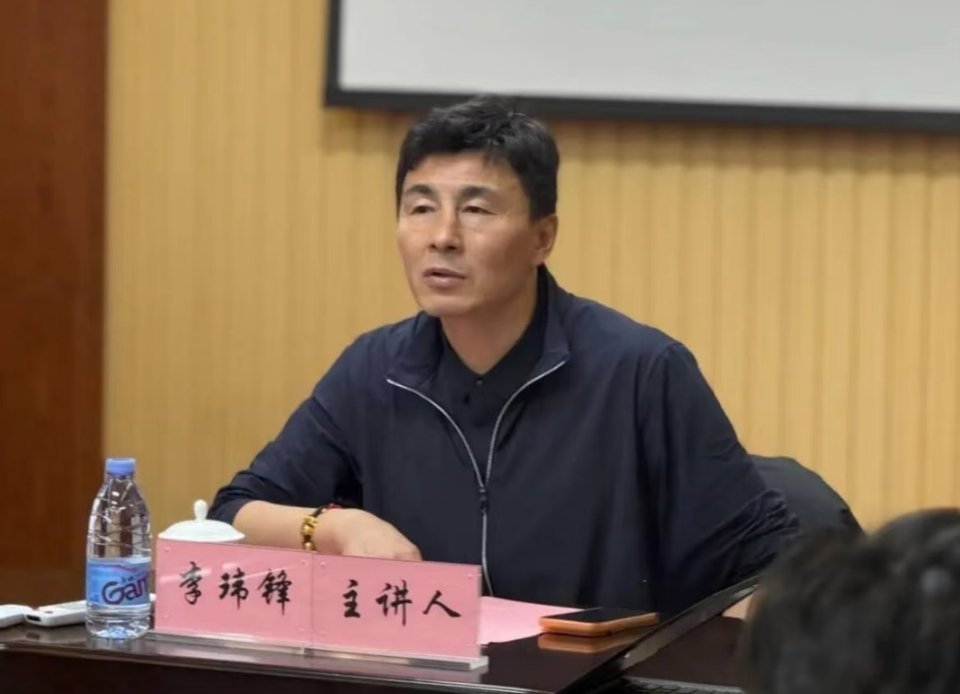 李玮锋将执教中甲宁波队⚽️ 救火教练来了！李玮锋临危受命接棒宁波队，之前在天海、