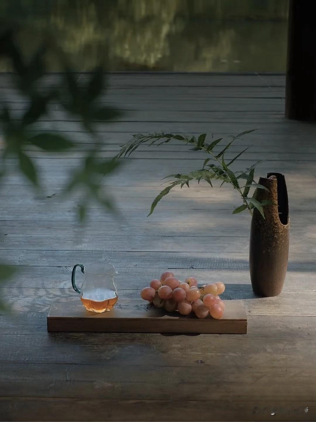 高纪明(山东)
听雨
风梳杨柳云遮日，锦鲤翻波浪卷沙。
寂寞楼台听雨响，忽添愁绪