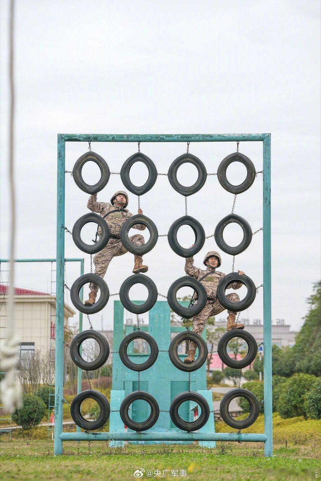 边关月  【强军早报 】军事早知道1、冬日，新疆军区某部开展远程机动训练2、近日