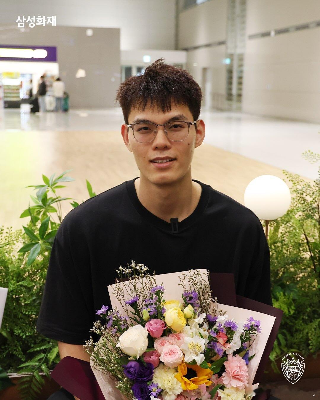 滨哥抵达韩国，正式开启海外留洋赛季。王滨留洋第一季中国男排 ​​​
