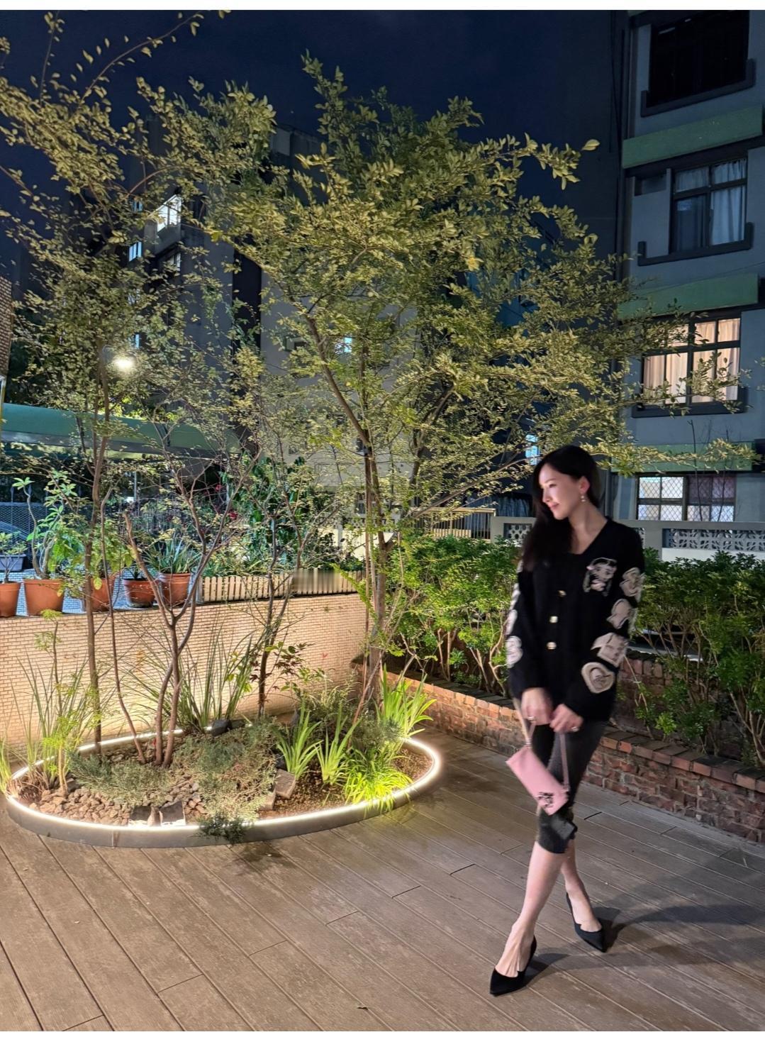 陈若仪，这脚丫子看着得42码。