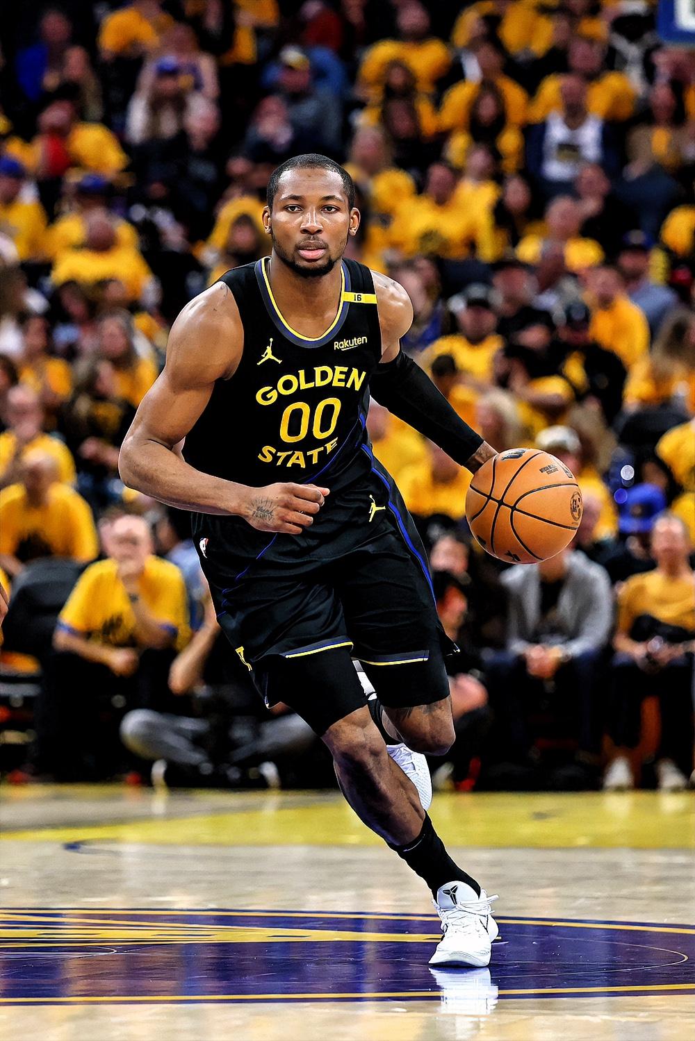 国王不讲武德啊！

据NBA记者Brett Siegel报道，国王队愿意以德文-