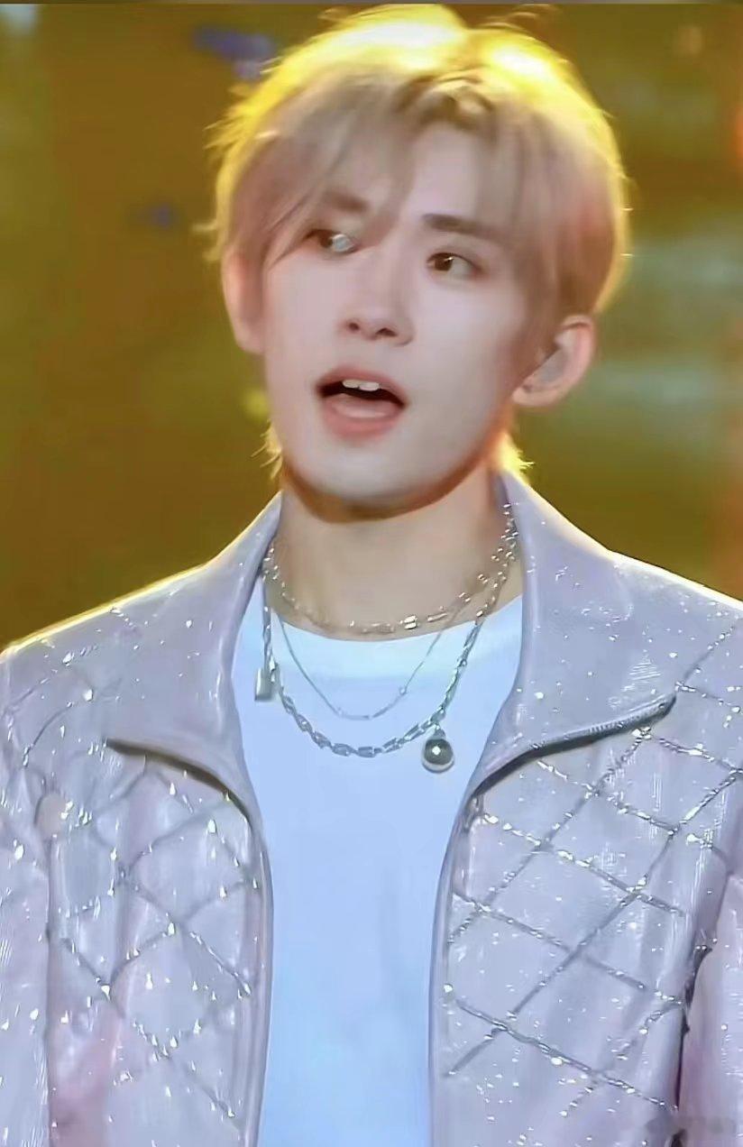 #易烊千玺[超话]#比海更深的情话大概就是我的每个草稿纸上都有你的名字𝒟ℯℯ?