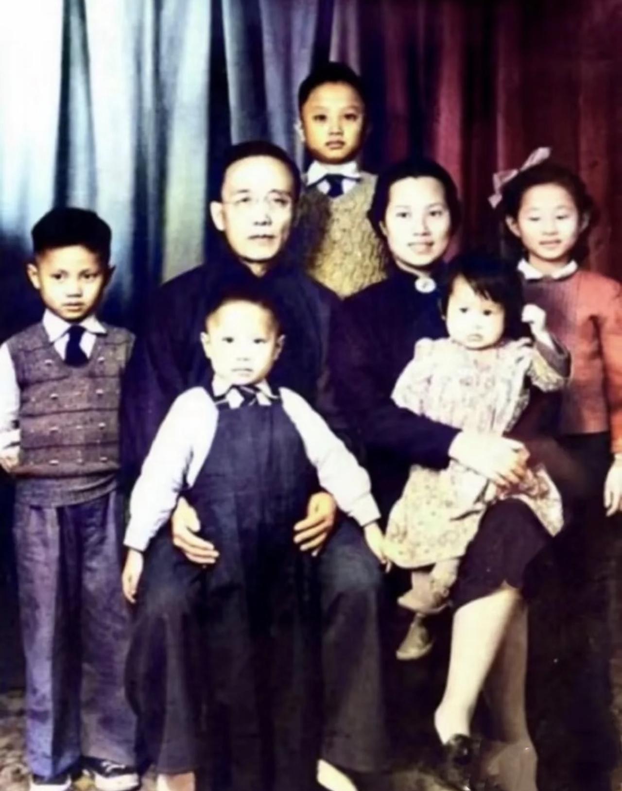 鲜少在公众面前露愁容的郭沫若，1948年在香港拍的一张全家福里，罕见地皱着眉。照