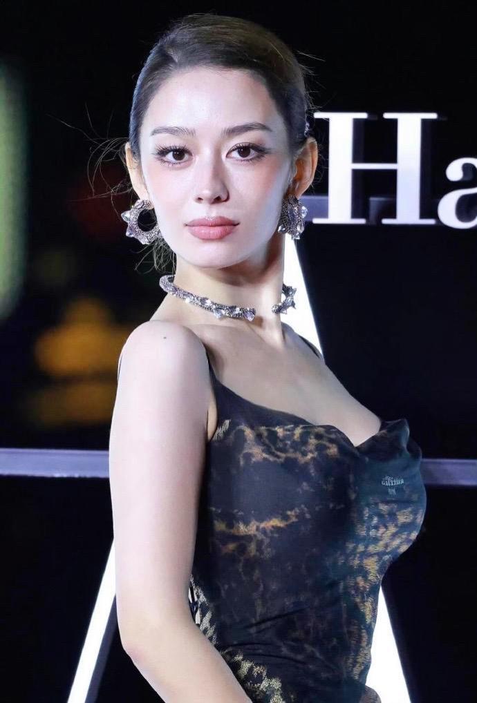 郎朗的贤内助吉娜！郎朗 吉娜 朗朗吉娜 黑色抹胸裙造型