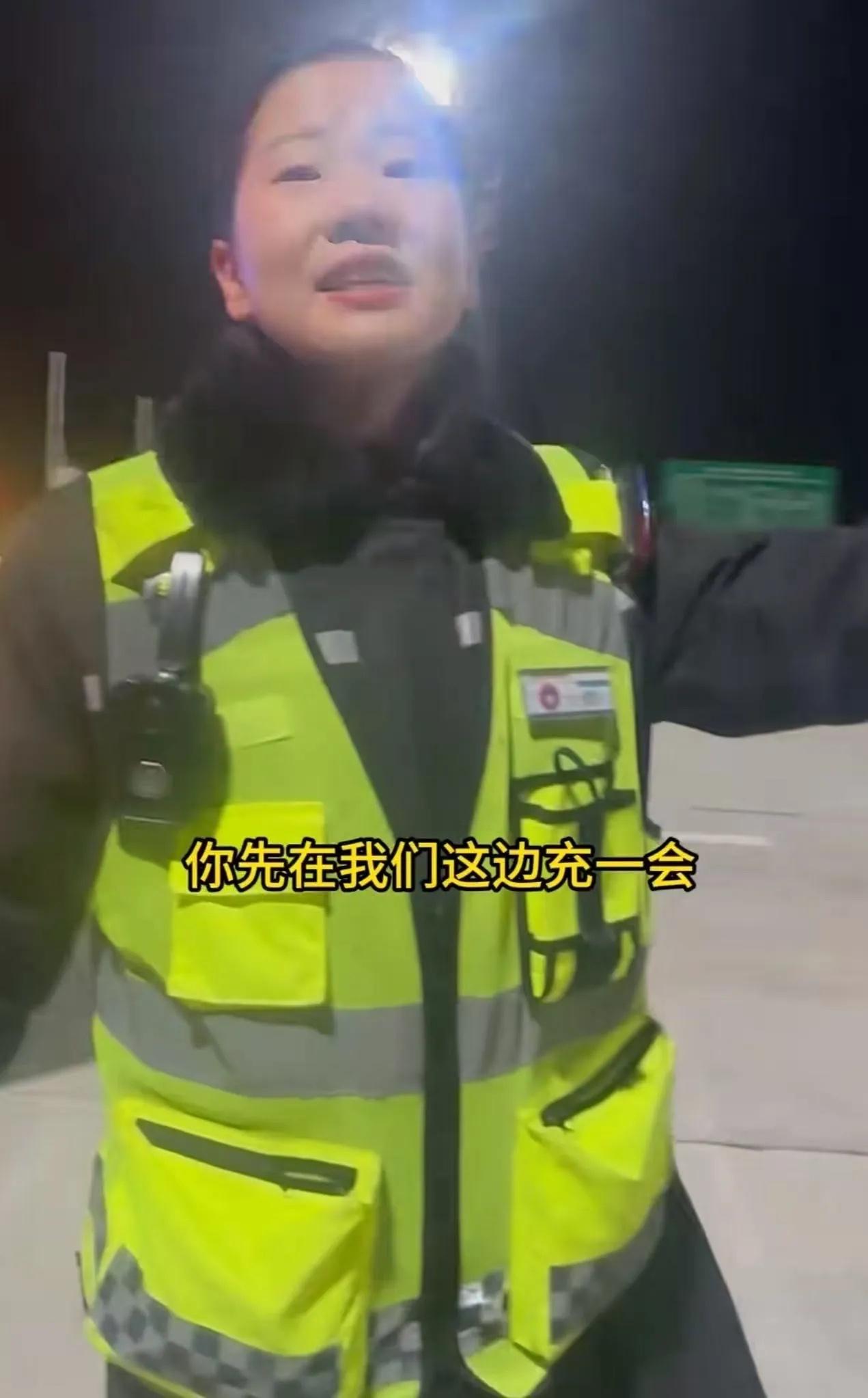 在这个寒冷的深夜，城市的喧嚣渐渐归于平静，一辆男子的电动车在高速公路上缓缓停下。