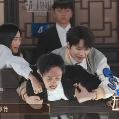 无限超越班=郝蕾吴镇宇的年度渡劫现场艺员表演像随机投放“神经病演技”盲盒，导师表