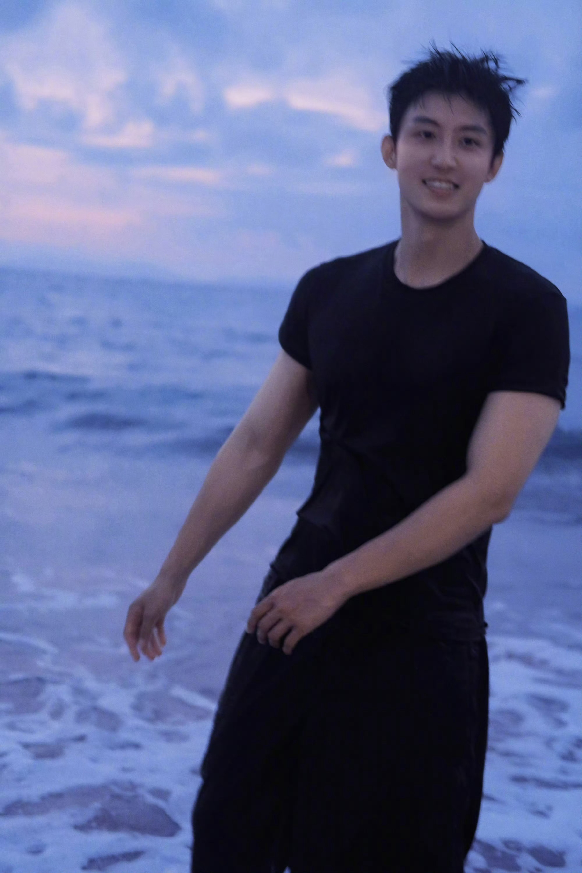 黄景瑜海边蓝调大片绝了！海天之间的他穿着黑色短袖，每个动作都透着纯粹的少年气，“