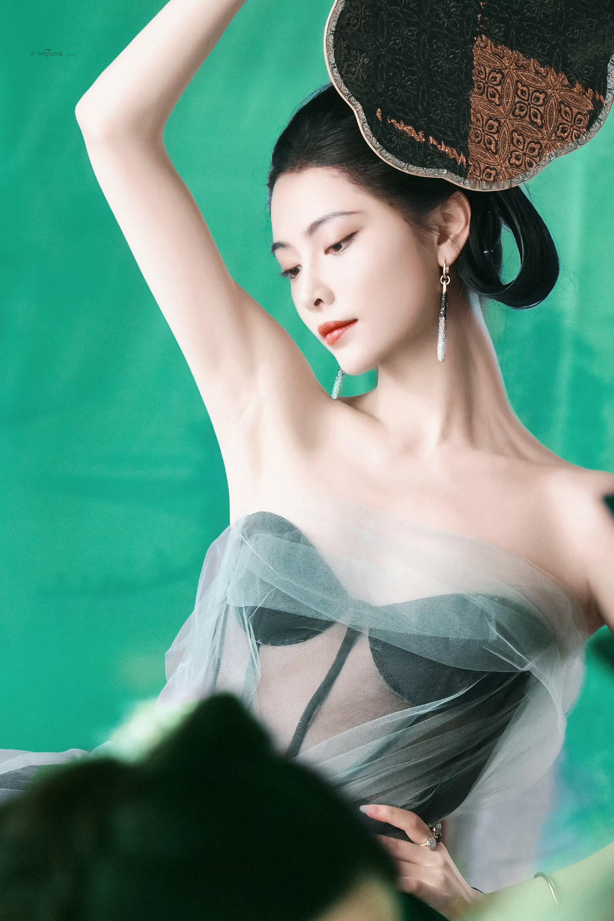 许佳琪绿色纱纱连衣裙不要太好看了吧，好像是从画里走出来的美人，想起一句“天青色等