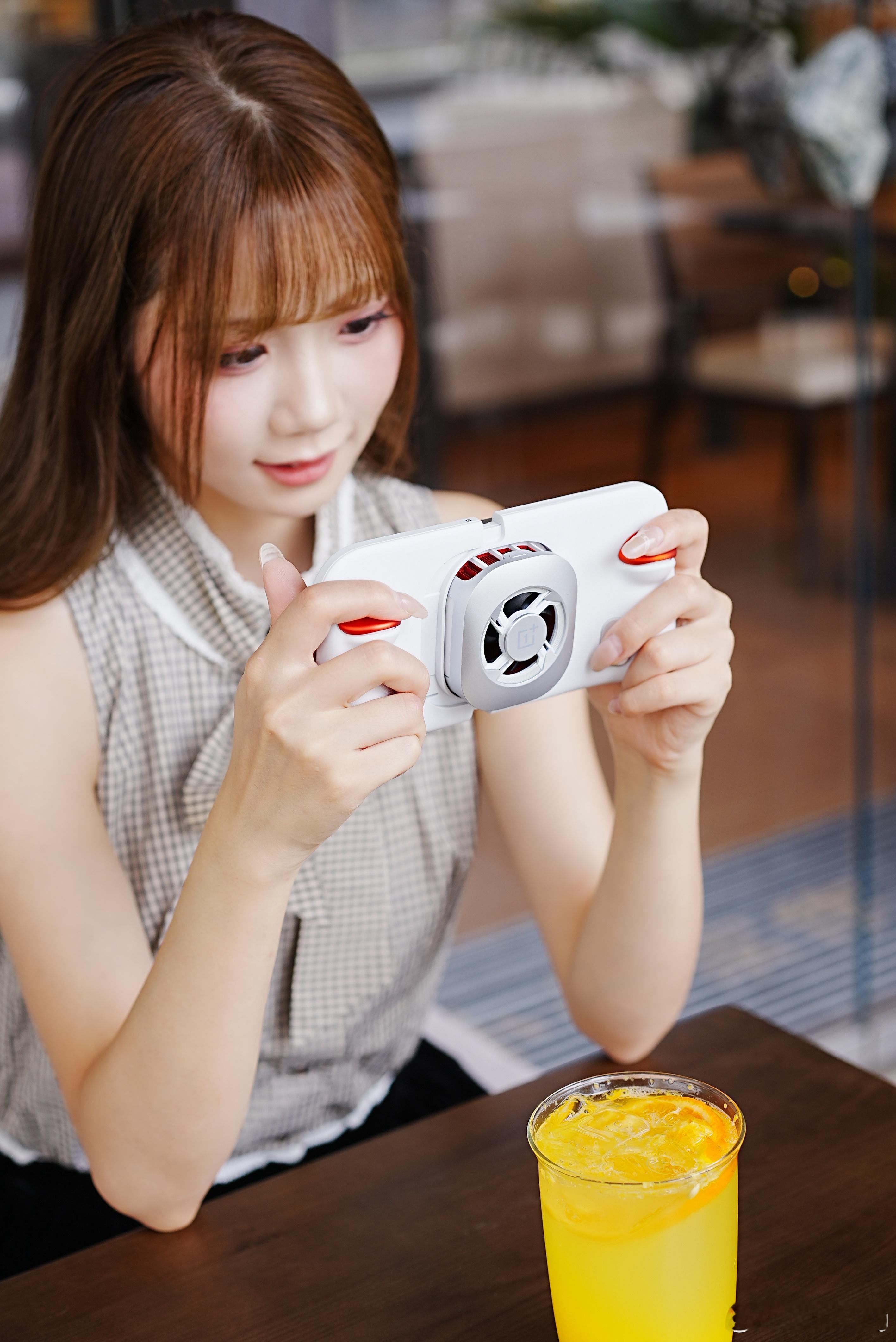 一加ACE6至尊版的枪神手柄真的绝了！手感超舒服，人体工学设计贴合掌心。四个按键