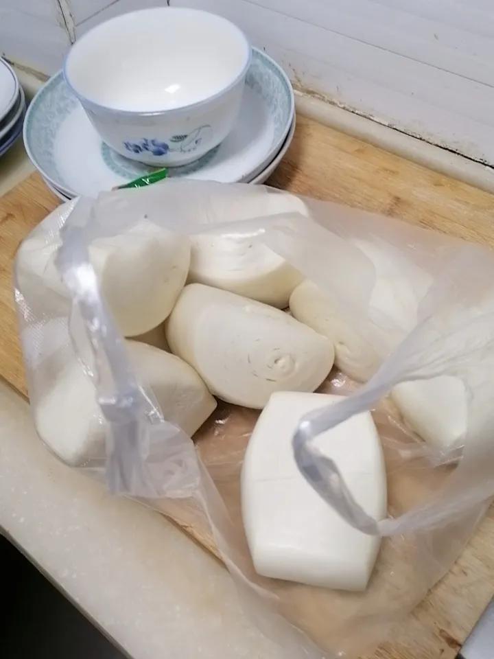 生活在小城市，收入低，物价也低，这样的馒头，一块钱三个，可能很多人不信，连老板都