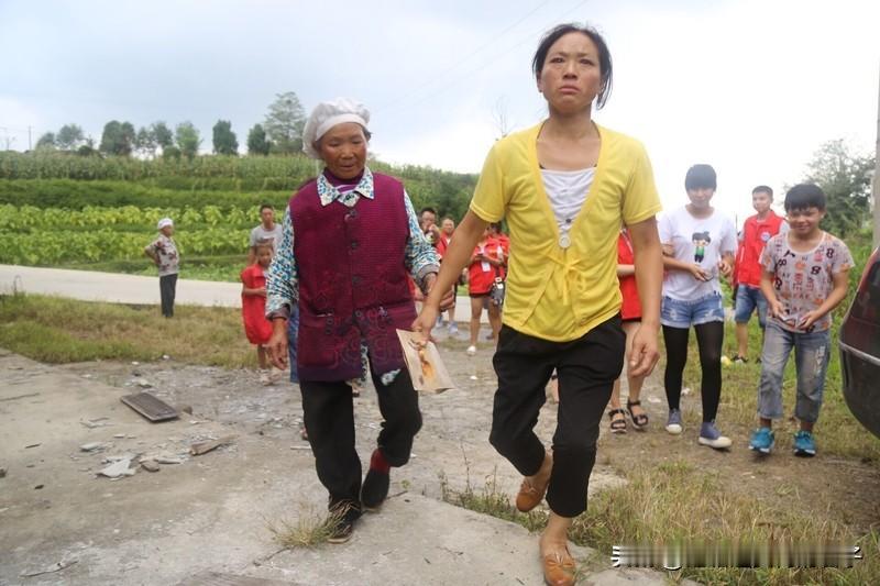 远嫁姐姐回家 47岁弟弟激动得像孩子 “远嫁姐姐回家，47岁弟弟激动得像孩子”这