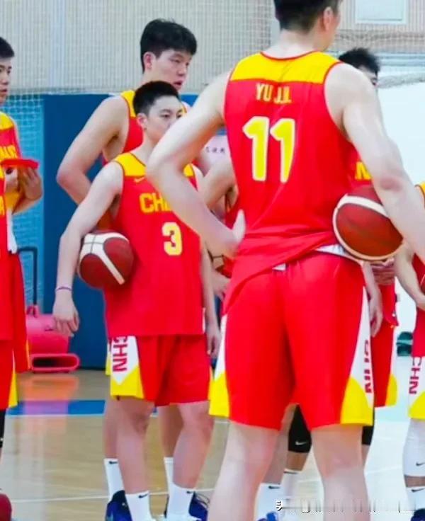 郭士强出双塔，法国男篮进决赛值得中国借鉴！周琦+胡金秋同时登场，替补杨瀚森，三人