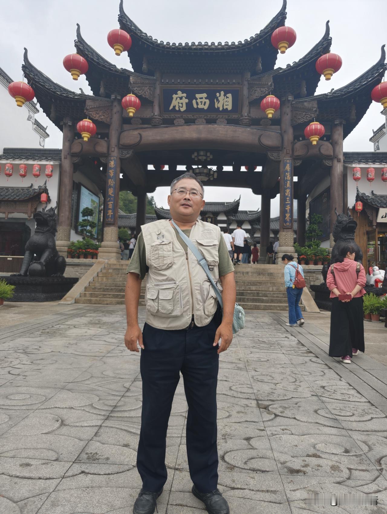 湘西府在武陵源索溪河边，靠近魅力湘西，是新建的明清仿古土司文化建筑群，有傩戏、土