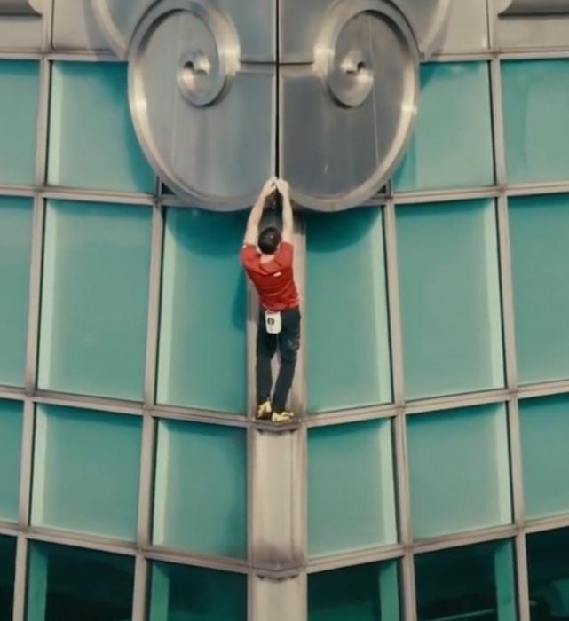 美徒手攀岩大神亚历克斯，90 分钟徒手攀爬登顶台北 101 大楼。

亚历克斯是