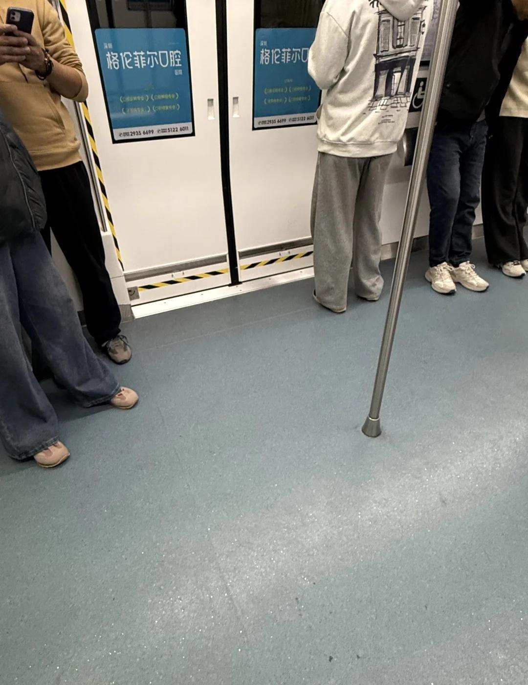 您好 您完全不知道什么是先下后上对吗
一个妈妈带着孩子主动站门前
完全不等人下车