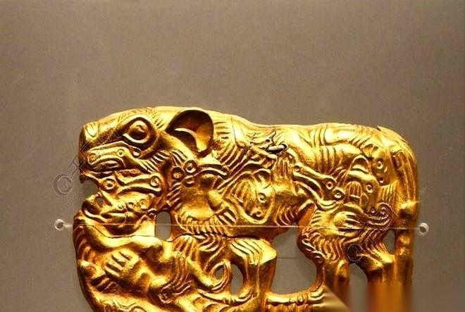 1988年，内蒙古。辛民山跟媳妇在地里吵翻了。
媳妇把锄头一扔，头也不回就往家走