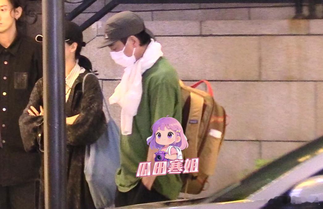 陈小春退票风波前状态悠闲陈小春演唱会退票风波前，陈小春带工作人员一起吃饭。饭后，