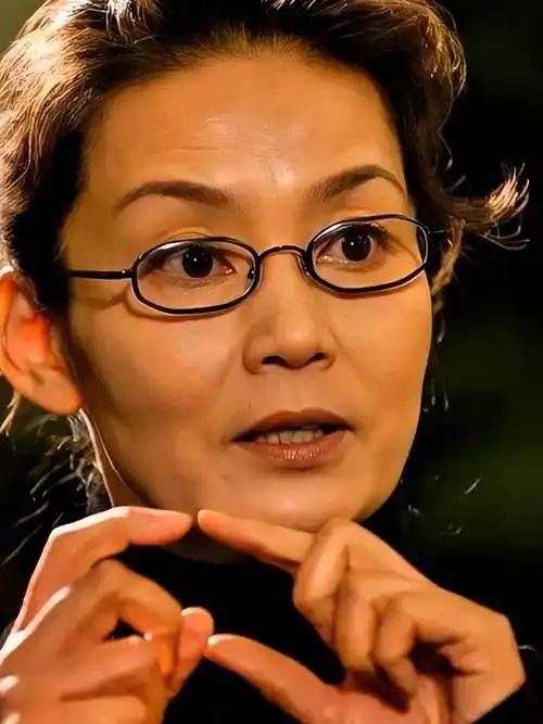 演员潘虹最近可没闲着。她依旧活跃在演艺圈，时不时就有新作品和大家见面。在一些影视