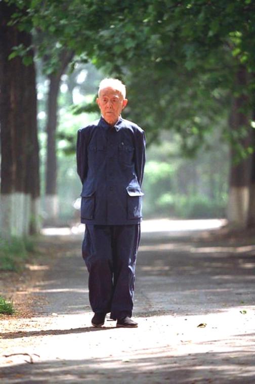 50年代，季羡林作为北大一级教授，工资345元，还有100元津贴，他说：我去一趟
