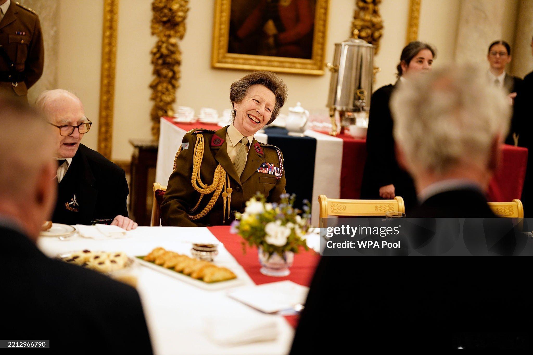 英国王室 🇬🇧5月5日，安妮公主在白金汉宫举办的招待会上和二战时期的老兵们交