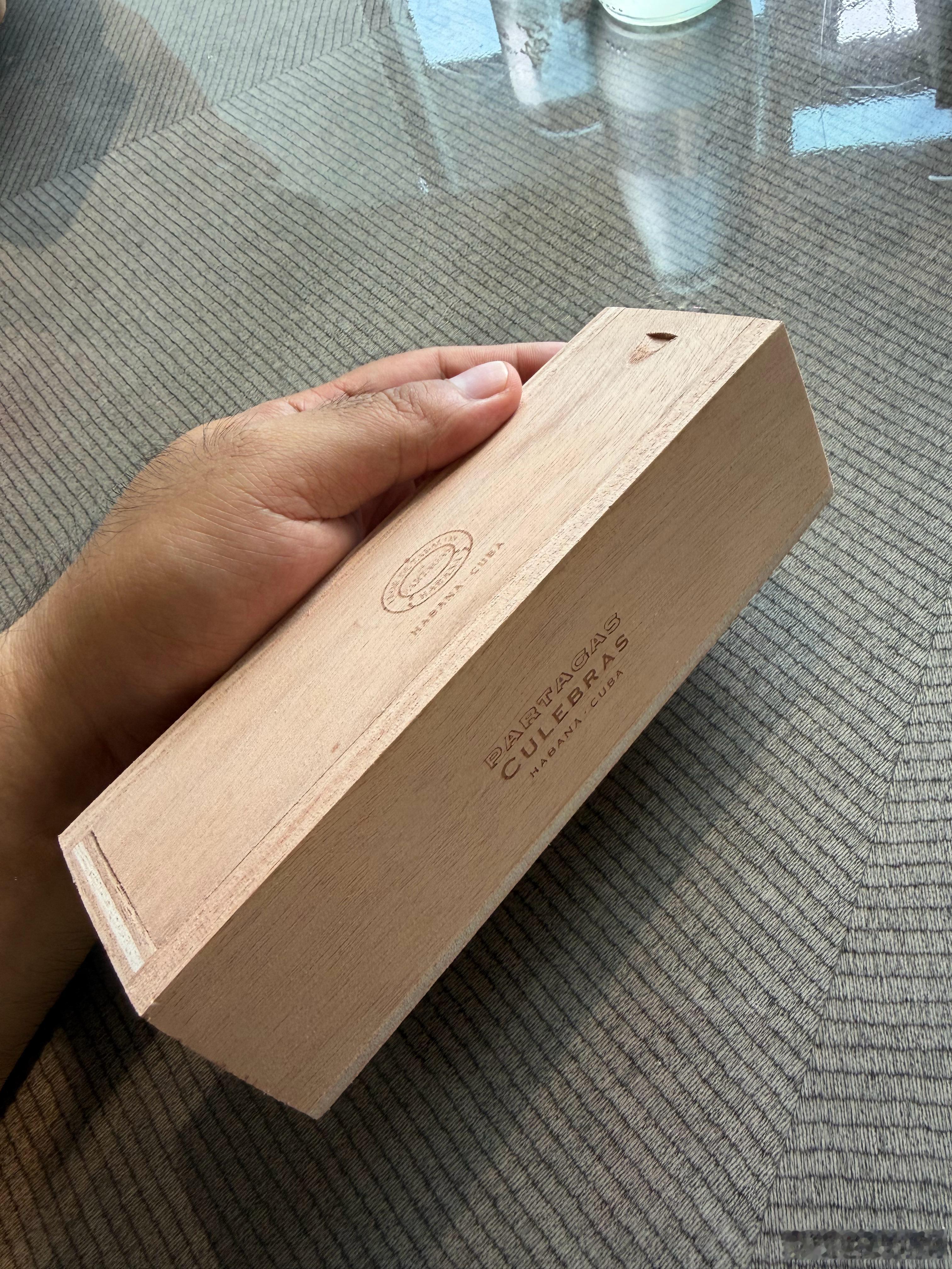 终于终于终于，今天把帕特加斯盘蛇拿出来抽了，养了5年的茄，一直不舍得抽，今天于好