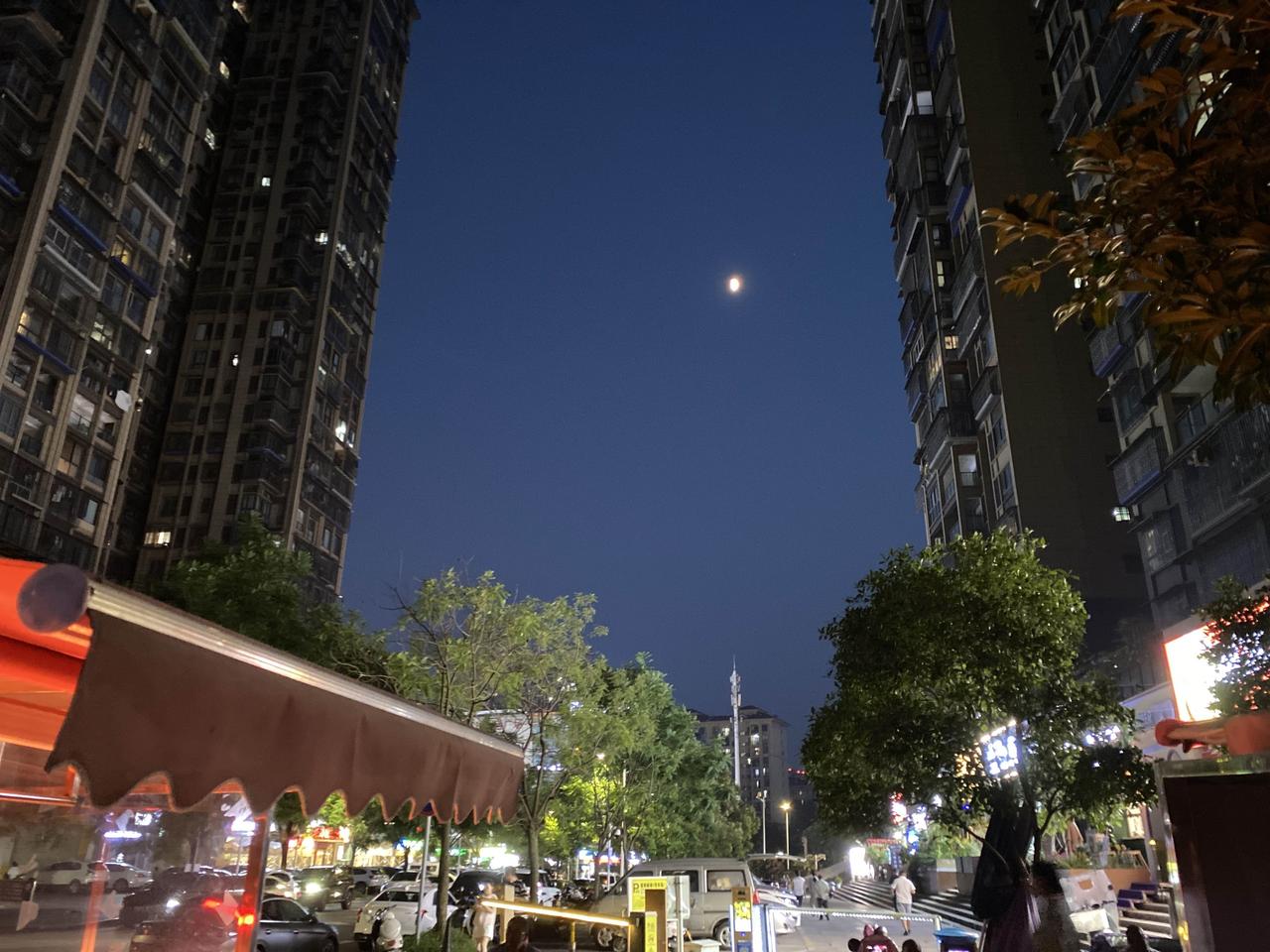夏夜遛弯，遇见了明亮的月亮，思念都在抬头那一刻
 八月下旬的泸州，白天酷热。吃完