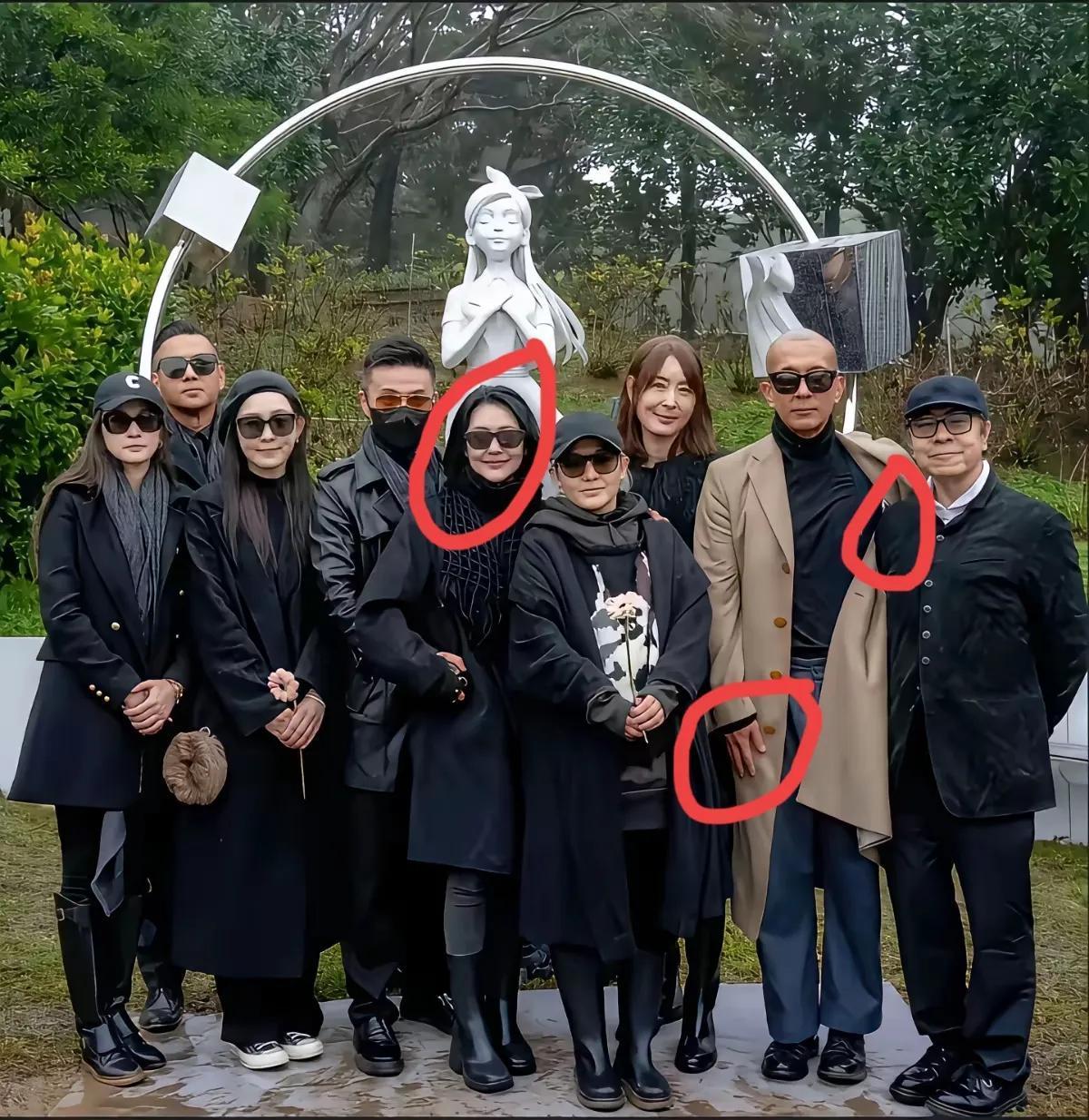 大s的雕像吵的热闹
我也就仔细来看看，确实发现不少疑问
两张照片里面，我就发现了