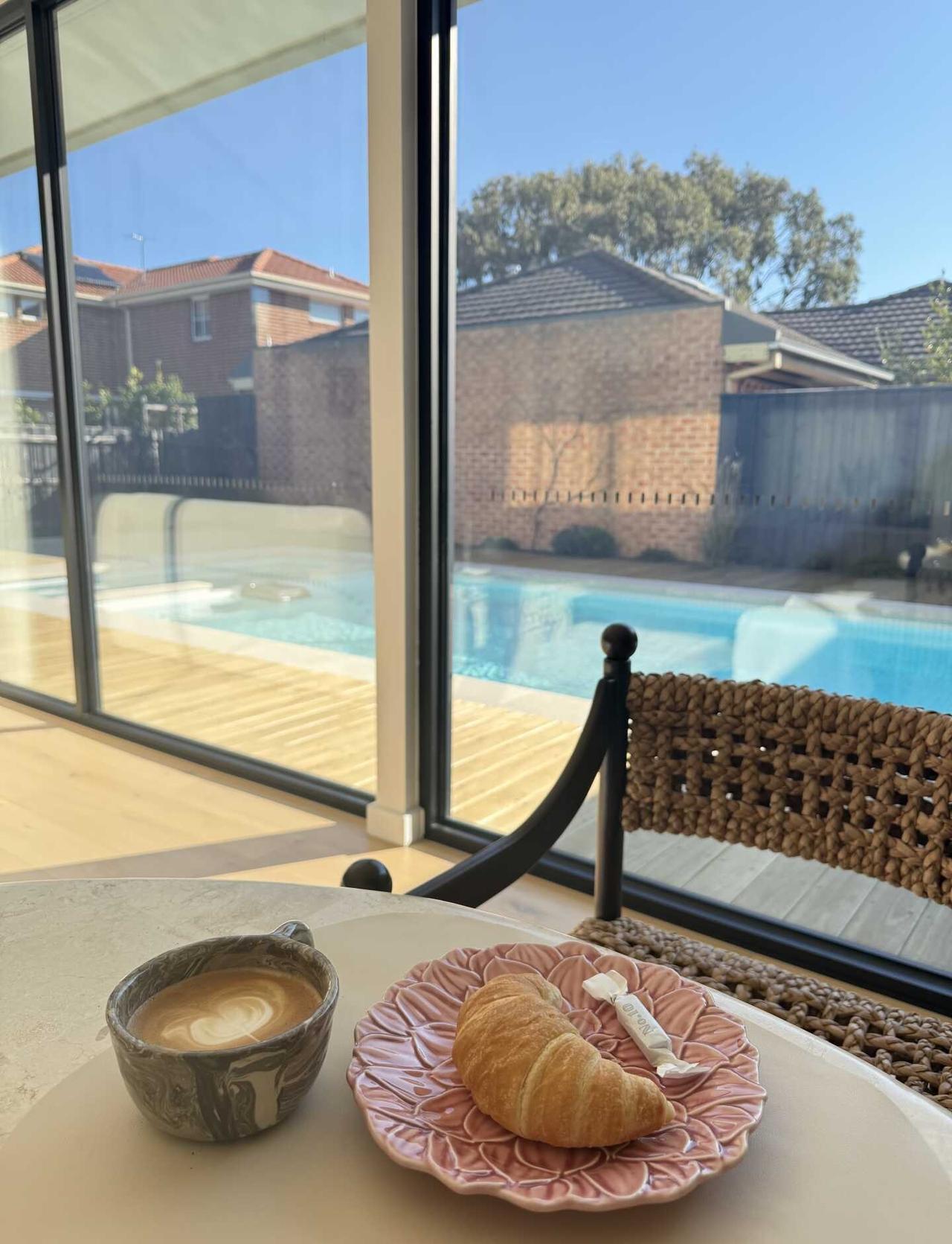 🇦🇺墨尔本日常｜春天的一餐一景
这样暖阳的水边用餐，
舒服得刚刚好。☀️
	