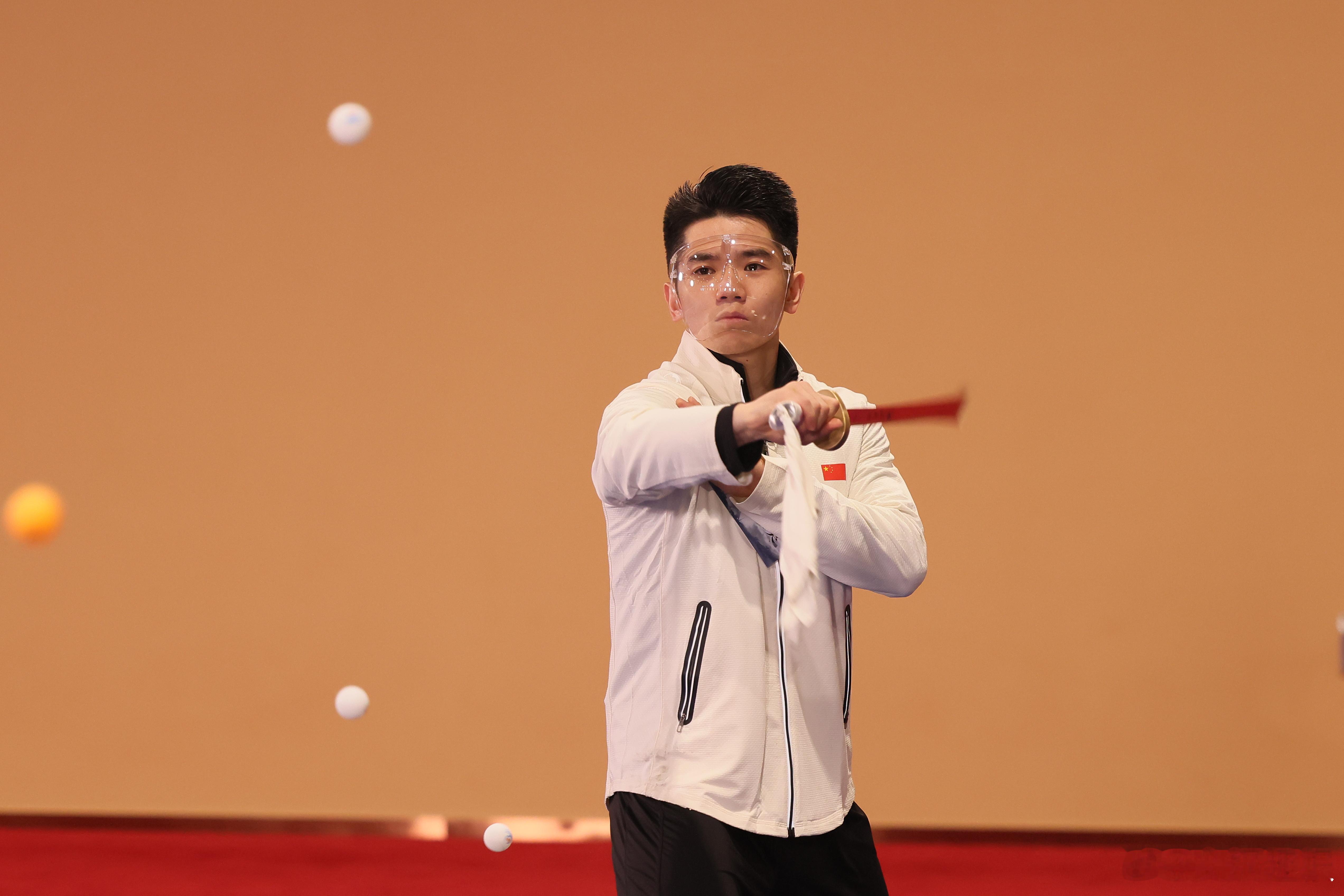 中国武术 刻在骨子里的基本功 棍刀表演，是武术基本功的华丽展示。 