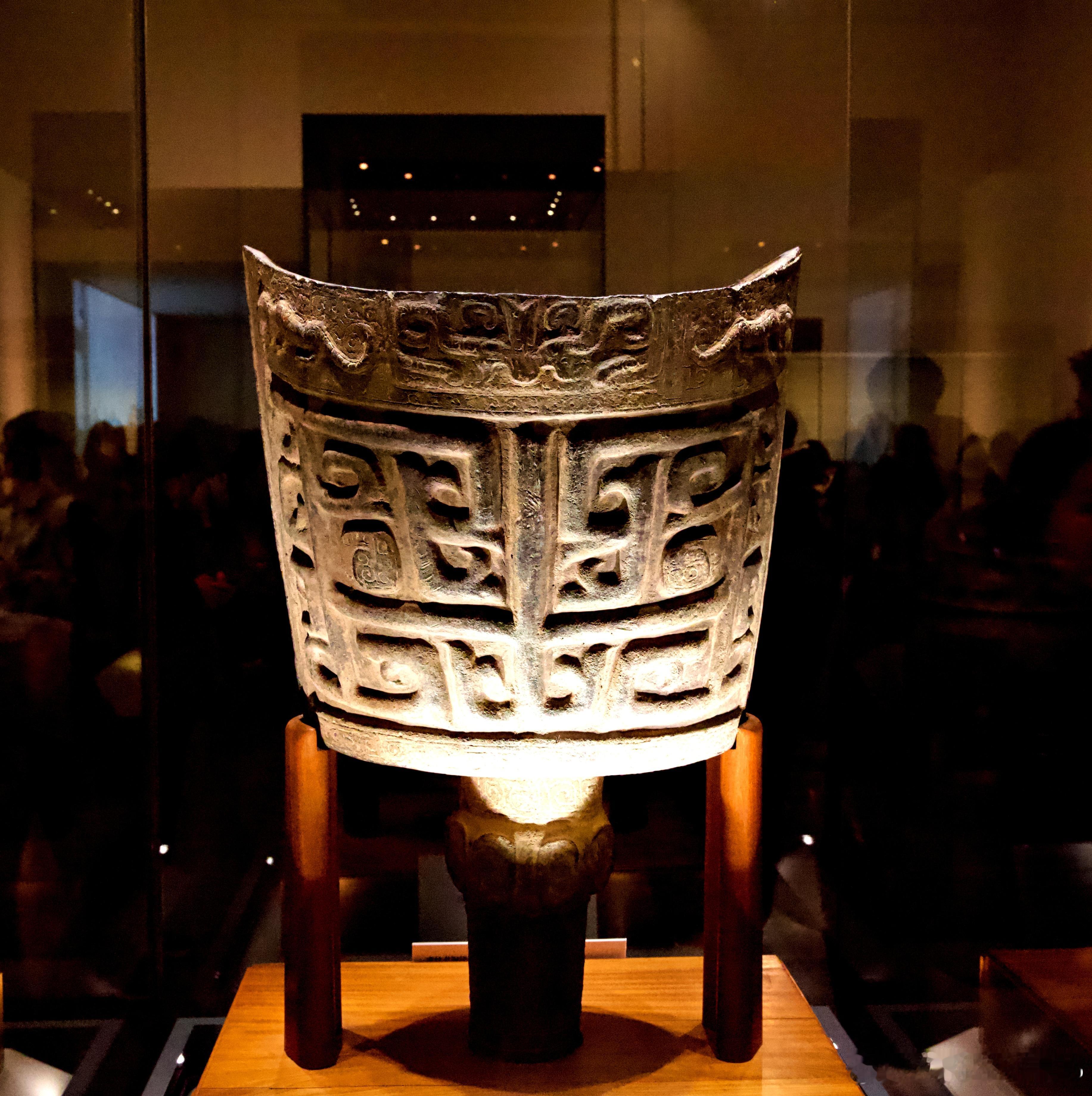 虎纹青铜铙商代后期国家博物馆展藏1959年出土于湖南宁乡老粮仓师古寨。铜铙高70
