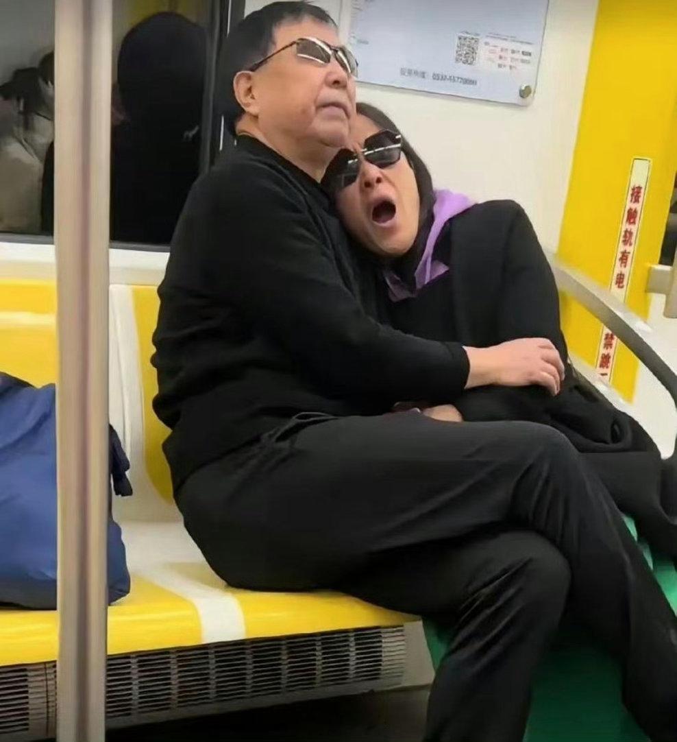 地铁上看到的，这也太尴尬了 