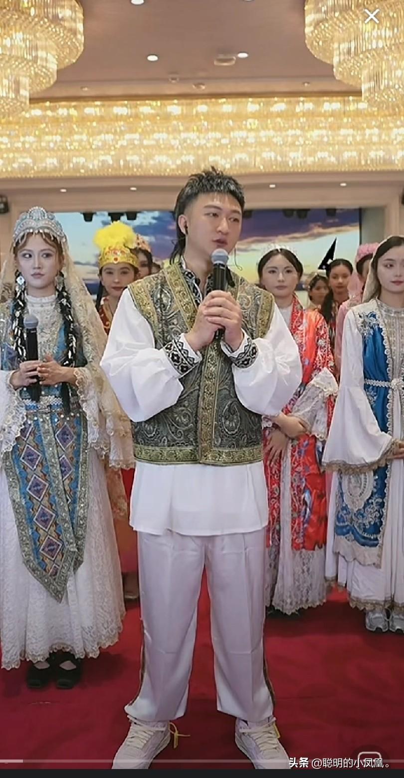 小故事！
    这二子 来到了，小喵大美新疆的直播间，二子他 大放异彩。二子这